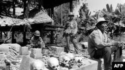 Một trong các sách giáo khoa của Kampuchea ghi: 'Pol Pot chịu trách nhiệm về cái chết của 3 triệu 3 trăm ngàn người Kampuchea'