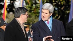 Ngoại trưởng John Kerry nói chuyện với Bộ trường Tài chính Mỹ Jack Lew tại Tòa Bạch Ốc, 11/2/2014