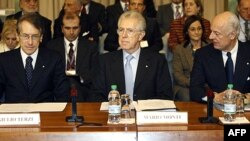 Thủ tướng Italia Mario Monti (giữa) trong một phiên họp tại Rome