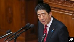 Thủ tướng Nhật Bản Shinzo Abe đoan quyết sẽ thay đổi hiến pháp hòa bình để đóng vai trò rộng rãi hơn trong vùng