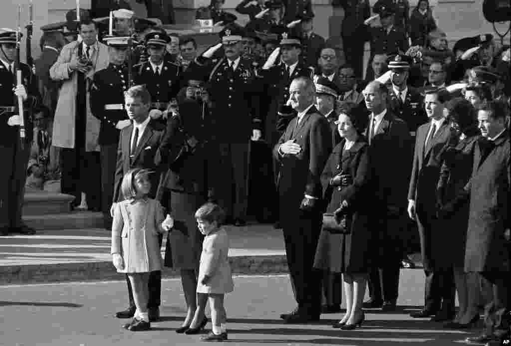 Bà Jacqueline Kennedy, các con Caroline và John Jr, và Bộ trưởng Tư pháp Robert F. Kennedy tại Trụ sở Quốc hội ở Washington, ngày 24/11/1963.