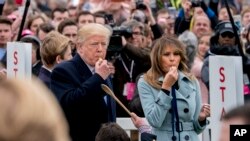 Tổng thống Donald Trump và Đệ nhất Phu nhân Melania Trump thổi còi bắt đầu cuộc đua nhặt trứng Phục Sinh tại Sân cỏ phía Nam Tòa Bạc ốc ngày 2/4/2018.