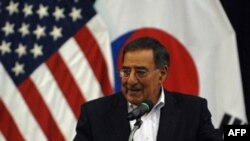 Bộ trưởng Leon Panetta cám ơn các binh sĩ trong khi ông đến thăm Nam Triều Tiên