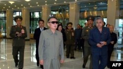 Lãnh tụ Bắc Triều Tiên Kim Jong Il (giữa) ở cổng vào của một Nhà hát của chính phủ mới xây tại Bình Nhưỡng, ngày 9 tháng 10, 2010