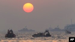 Tàu bè, thợ lặn tìm thi hài hành khách còn kẹt trong chiếc phà Sewol