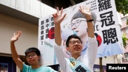 Nathan Law (phải), ứng cử viên đảng Demosisto, và nhà hoạt động Joshua Wong vẫy chào người ủng hộ trong ngày bầu cử ở Hồng Kông, 4/9/2016.