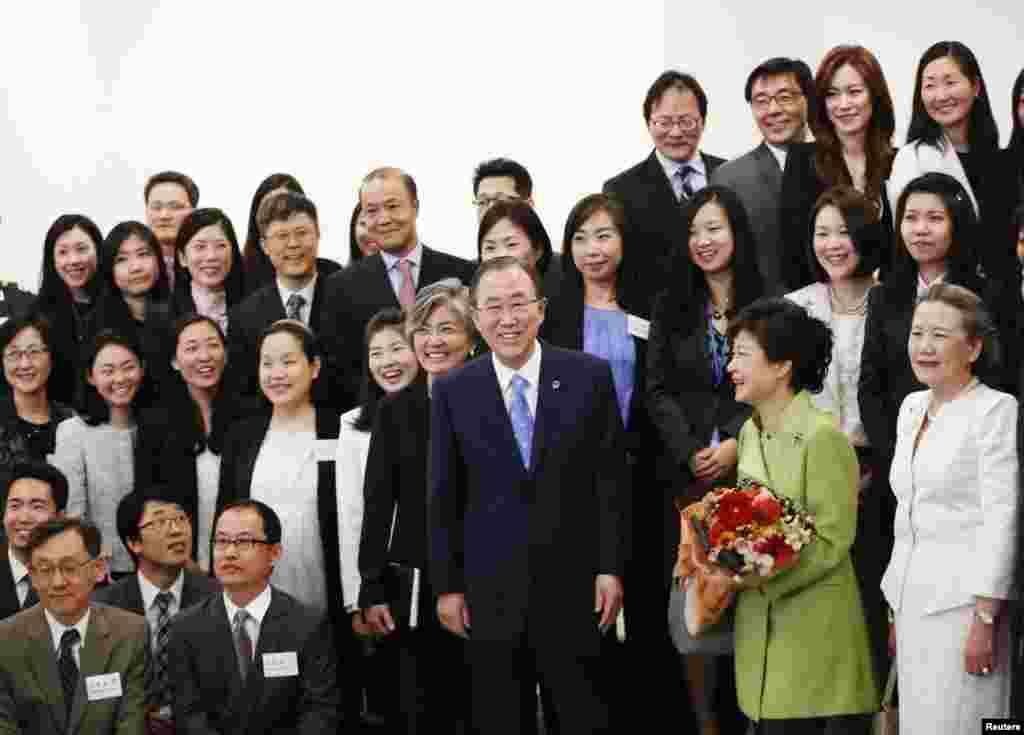 Tổng thư k&yacute; Li&ecirc;n Hiệp Quốc Ban Ki-moon v&agrave; Tổng thống Park Geun-Hye chụp ảnh c&ugrave;ng ban nh&acirc;n vi&ecirc;n tại trụ sở của Li&ecirc;n Hiệp Quốc ở New York, ng&agrave;y 6 th&aacute;ng 5. 