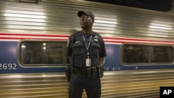 Cảnh sát Amtrak đứng canh gác bên ngoài đoàn tàu 110 tại nhà ga đường 30 ở Philadelphia, ngày 18/5/2015.