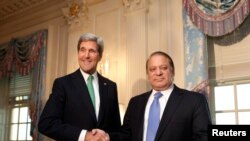 Ngoại trưởng Hoa Kỳ John Kerry (trái) và Thủ tướng Pakistan Nawaz Sharif trước cuộc hội đàm tại Bộ Ngoại giao Hoa Kỳ ở Washington, 20/10/13