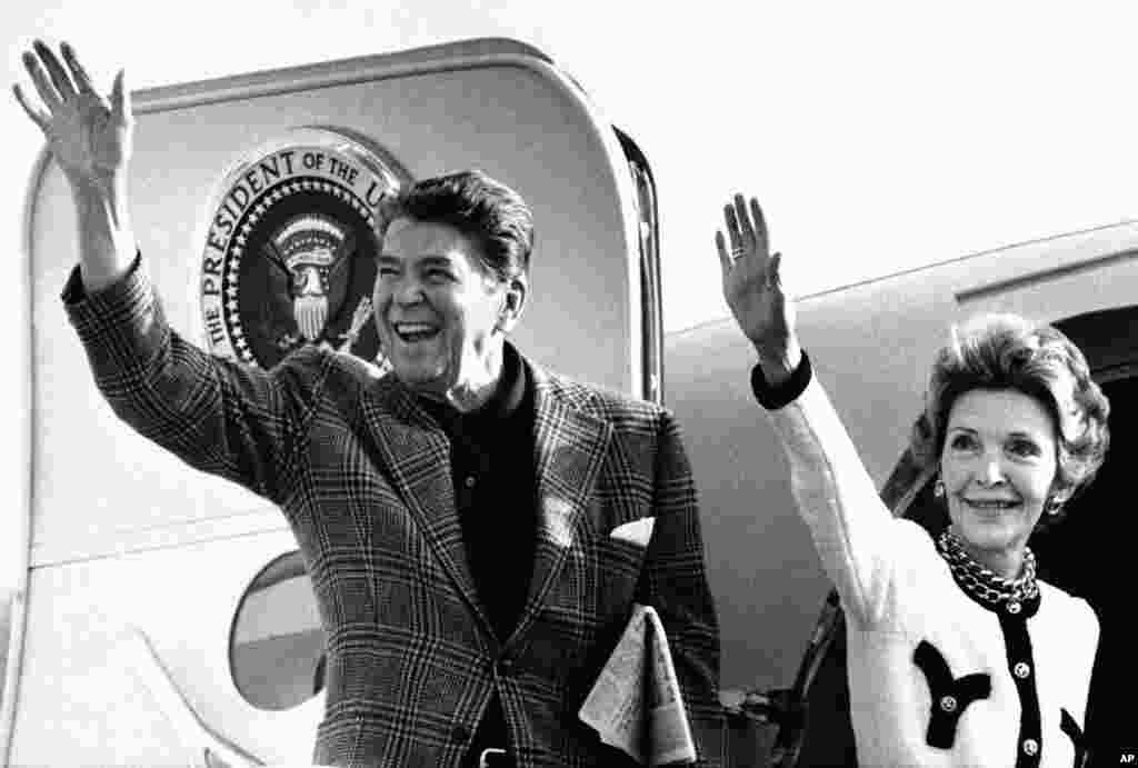 Tổng thống Ronald Reagan và Đệ nhất Phu nhân Nancy Reagan vẫy chào từ chuyên cơ Air Force One trước khi rời sân bay quốc tế Los Angesles ở California, ngày 29/12/1984.