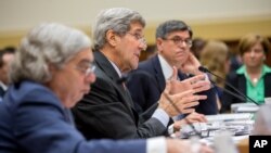 Ngoại trưởng John Kerry (giữa), Bộ trưởng Tài chính Jacob Lew (phải) và Bộ trưởng Năng lượng Ernest Moniz, điều trần tại Tòa nhà Quốc hội, Washington, hôm thứ Ba 28/7/2015.