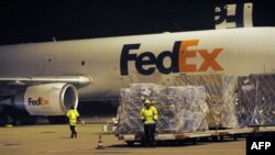 1 máy bay chở hàng tại trung tâm phân phối của FedEx ở sân bay vận chuyển hàng hóa quốc tế tại Cologne, Đức, 1/11/2010