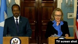 Ngoại trưởng Hoa Kỳ Hillary Clinton và Tổng thống Hassan Sheikh Mohamud của Somalia nói chuyện tại một cuộc họp báo