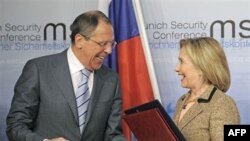 Ngoại trưởng Hoa Kỳ Hillary Clinton và ngoại trưởng Nga Sergei Lavrov đã trao đổi các văn kiện phê chuẩn, chính thức khởi động hiệp ước START mới, ngày 5 tháng 2, 2011.