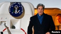 Ngoại trưởng Hoa Kỳ John Kerry đến phi trường Tegel ở Berlin ngày 25/2/2013.