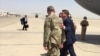 Tướng MacFarland đón Bộ trưởng Quốc phòng Ash Carter ở Baghdad, 11/7/2016. (C. Babb / VOA)