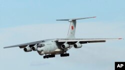 Máy bay Ilyushin IL-76 của Trung Quốc hạ cánh tại sân bay quốc tế Perth, Australia, sau khi trở về từ hoạt động tìm kiếm chuyến bay MH370 bị mất tích, ngày 10/4/2014.