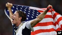 Abby Wambach, ngôi sao được đề cử nữ cầu thủ xuất sắc nhất của FIFA năm 2014, ghi “hat-trick” trong hiệp một, và một bàn thắng thứ tư trong hiệp hai của trận chung kết, diễn ra tại Chester, bang Pennsylvania. (Ảnh tư liệu)