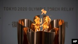 Ngọn đuốc Olympic Tokyo tại một buổi lễ cử hành tại tp. Fukushima, Nhật Bản, thứ Ba 24/3/2020,
(AP Photo/Jae C. Hong)
