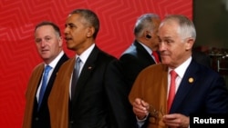 Thủ tướng New Zealand John Key (bên trái), Tổng thống Hoa Kỳ Barack Obama, và Thủ tướng Australia Malcolm Turnbull trong trang phục truyền thống của Peru khi tham dự Hội nghị Thượng đỉnh APEC ở Lima, Peru, ngày 20/11/2016.