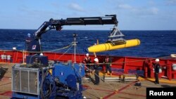 Xe tự hành dưới nước Artemis (AUV) được kéo lại lên tàu Ocean Shield sau khi làm nhiệm vụ tìm kiếm máy bay Malaysia mất tích, ngày 4/4/2014.