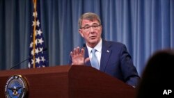 Bộ trưởng Quốc Ash Carter thông báo những quy định mới cho phép người chuyển đổi giới tính phục vụ công khai trong quân đội Hoa Kỳ trong một buổi họp báo tại Ngũ Giác Đài, ngày 30 tháng 6 năm 2016.