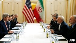 Ngoại trưởng Mỹ John Kerry (trái) có cuộc họp với Bộ trưởng Ngoại giao Iran Javad Zarif (thứ 2 bên phải) tại Vienna, Áo, ngày 16/1/2016.