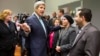 Ngoại trưởng Mỹ John Kerry gặp những người tị nạn chạy trốn khỏi Syria, tại Villa Borsig, Berlin, ngày 20/9/2015. 