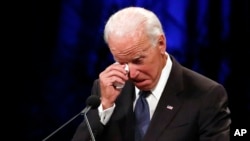 Cựu Phó Tổng thống Joe Biden lau nước mắt trong khi đọc điếu văn truy điệu Thượng nghị sĩ John McCain trong lễ tưởng niệm tại Nhà thờ Baptist Bắc Phoenix, Phoenix, bang Arizona, ngày 30 tháng 8, 2018.