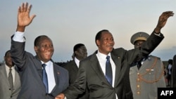 Tổng thống Cote D’Ivoire Alassane Ouattara (trái) chào đón Tổng thống Blaise Compaore của Burkina Faso tại phi trường Yamoussoukro, một ngày trước lễ nhậm chức, ngày 20 tháng 5, 2011