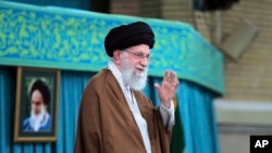 Lãnh tụ tối cao Ayatollah Ali Khamenei của Iran, đã cân nhắc trong những bình luận đầu tiên của mình về cuộc tấn công ngày 27/10/2024 của Isreal. Ông nói cuộc tấn công này “không nên bị phóng đại hay hạ thấp”, và ông không kêu gọi phản ứng quân sự ngay
.