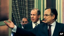 Ngoại trưởng Ai cập Nabil Fahmy (phải) và Ngoại trưởng Nga Sergei Lavrov sau cuộc họp ở Cairo, Ai cập, 14/11/13