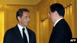 Tổng thống Pháp Nicolas Sarkozy (trái) và Chủ tịch Trung Quốc Hồ Cẩm Ðào