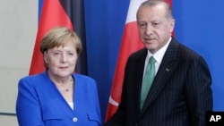 Tổng thống Thổ Nhỉ Kỳ Recep Tayyip Erdogan và Thủ tướng Đức Angela Merkel, tại cuộc họp báo ở Berlin, ngày 28/9/2018. 