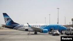 Một máy bay Egyptair tại sân bay quốc tế Cairo.