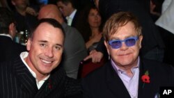 Daviec Furnish (trái) và Elton John 