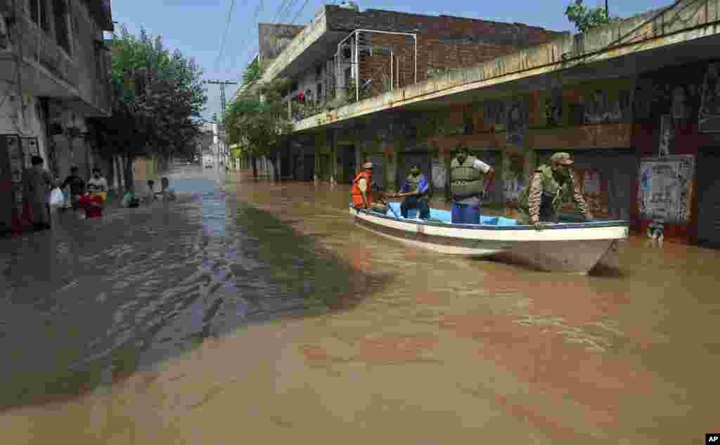 Binh sĩ Pakistan dùng thuyền để giải cứu cư dân bị kẹt tại&nbsp;Wazirabad, phía bắc Lahore, ngày 7/9/2014.