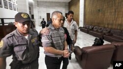 Pedro Rios Pimentel được đưa ra khỏi Tòa án Tối cao tại Thành phố Guatemala, ngày 12/3/2012