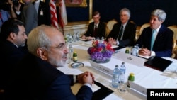 Bộ trưởng Ngoại giao Iran Mohammad Javad Zarif (trái) gặp Ngoại trưởng Mỹ John Kerry tại Vienna, ngày 13/7/2014.