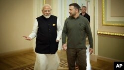 Thủ tướng Ấn Độ Narendra Modi (trái) nói chuyện với Tổng thống Ukraine Volodymyr Zelenskyy tại Kyiv, Ukraine, vào ngày 23/8/2024.