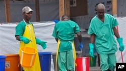 Các nhân viên y tế tại trung tâm điều trị Ebola ở thành phố Monrovia, Liberia, 18/8/2014.