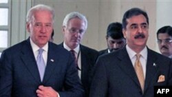 Phó Tổng thống Hoa Kỳ Joe Biden (trái) và Thủ tướng Pakistan Yousef Gilani