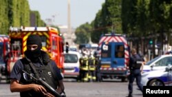 Phố Champs Elysees, khu mua sắm nổi tiếng ở thủ đô Paris, Pháp. 