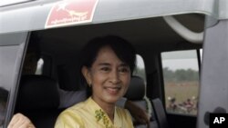 Lãnh tụ dân chủ Miến Điện Aung San Suu Kyi chào đón người ủng hộ trên đường đến thăm thị trấn Kawhmu tại Yangon vào ngày đầu năm mới, thứ Ba ngày 17/4/2012