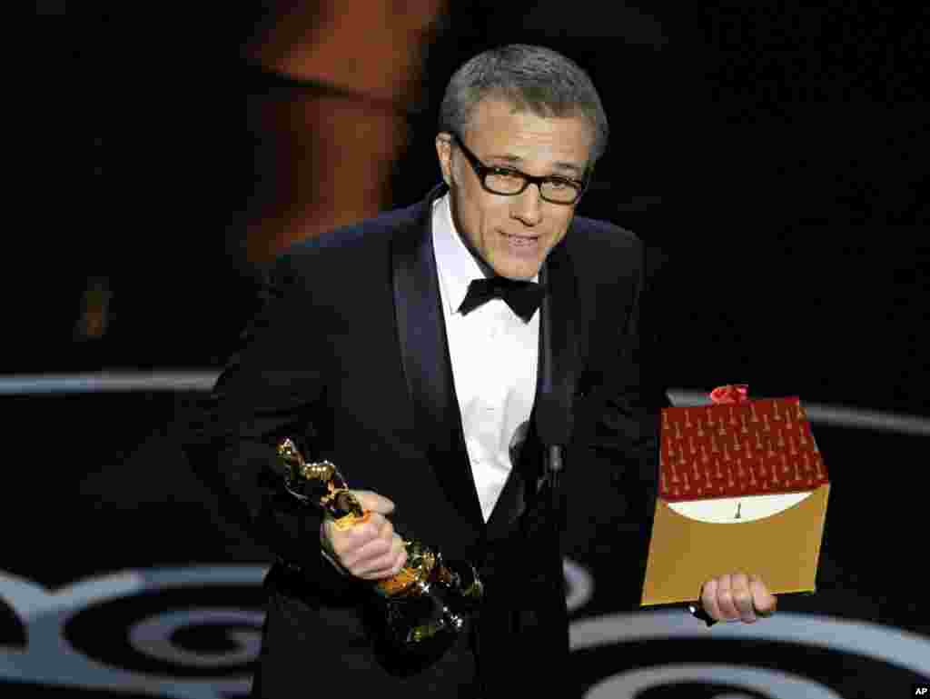 Diễn vi&ecirc;n Christoph Waltz nhận giải thưởng nam diễn vi&ecirc;n phụ xuất sắc nhất trong&nbsp;cho phim Django Unchained.