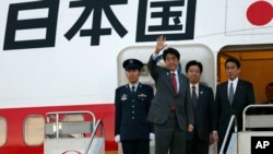 Thủ tướng Nhật Shinzo Abe vẫy chào trước khi lên phi cơ đi Hoa Kỳ, 21/2/13