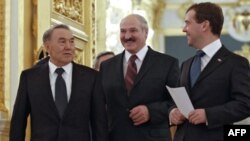 Tổng thống Nga Dmitry Medvedev, phải, Tổng thống Belarus Alexander Lukashenko, giữa, và Tổng thống Kazakhstan Nursultan Nazarbayev tham dự hội nghị thượng đỉnh CIS tại điện Kremlin, Moscow, 10/12/2010