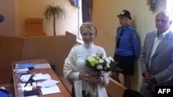 Cựu Thủ tướng Ukraine Yulia Tymoshenko cùng chồng Oleksandr (phải) tại tòa án, Kiev, Ukraine, Thứ Tư 10/8/2011