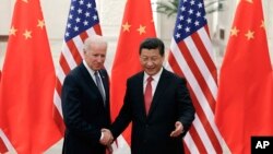 Chủ tịch Trung Quốc Tập Cận Bình đón tiếp Phó Tổng thống Mỹ Joe Biden tại Sảnh đường Nhân dân ở Bắc Kinh, ngày 4/12/2013.