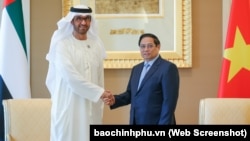 Thủ tướng Phạm Minh Chính (phải) bắt tay Bộ trưởng Công nghiệp và Công nghệ cao của UAE, Saltan Bin Ahmed Al Jaber, trong cuộc gặp ngày 29/10/2024.